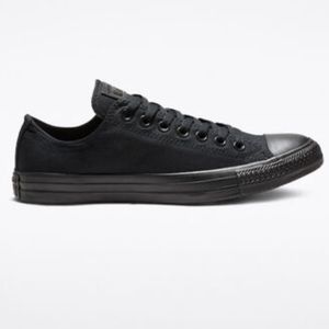 Converse Chuck Taylor All Star Low Tops in Black